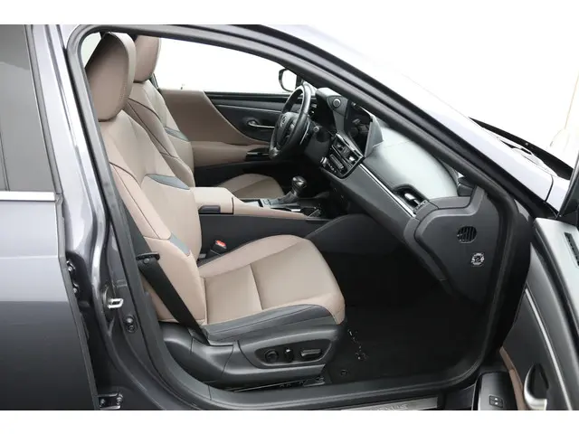 Lexus ES 300h Business Line 2023 Hybride Benzine 22