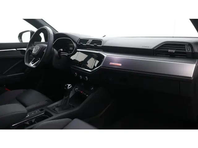 Audi Q3 45 TFSI e S edition 2025 Hybride Benzine 27