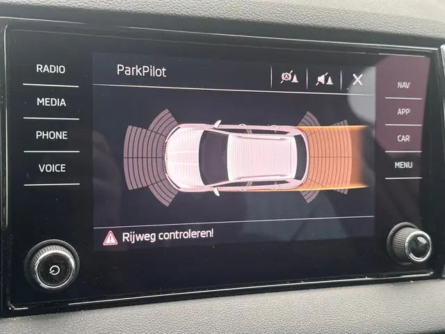 Škoda Karoq TSI Bus APPLE CARPLAY TREKHAAK 2019 Benzine 17