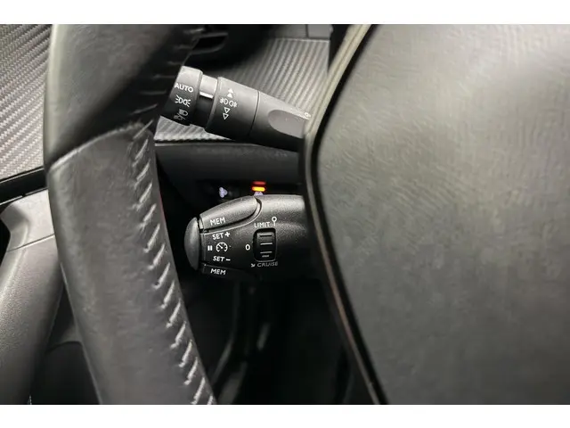 Peugeot 2008 1.2 PureTech Allure Pack 2022 Benzine 22