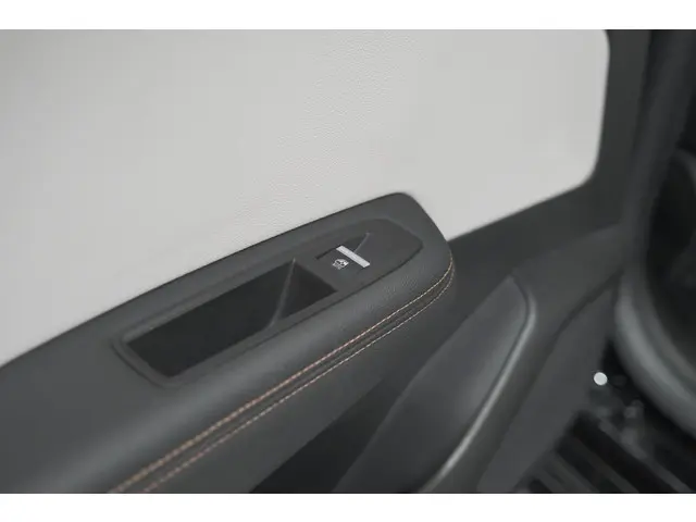 Renault Clio TCe 130 EDC Initiale Paris 2020 Benzine 33