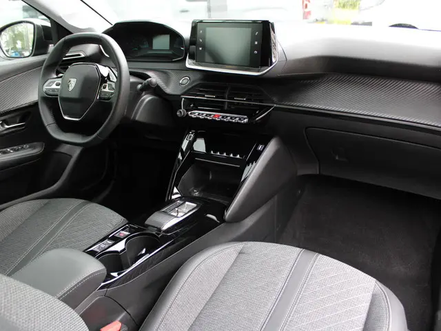 Peugeot e-208 3