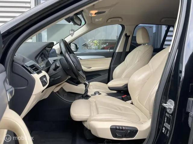 BMW X1 sDrive20i High Executive 2017 Benzine 14