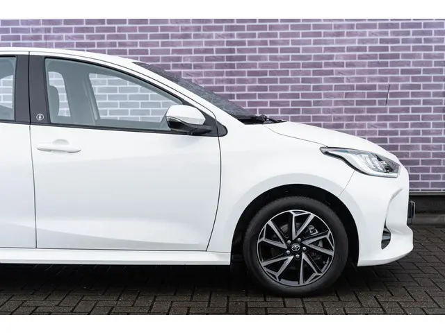 Toyota Yaris 1.5 Hybrid Dynamic 2022 Hybride Benzine 10