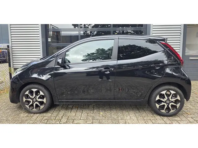 Toyota Aygo 1.0 VVT-i x-first 2018 Benzine 2