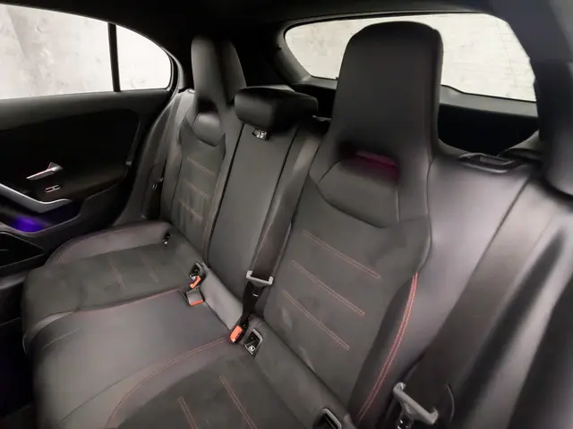 Mercedes-Benz A-Klasse 220 4MATIC AMG 2019 Benzine 16