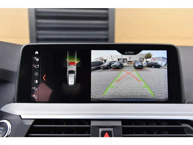 BMW X3 xDrive20i High Executive 2018 Benzine 24