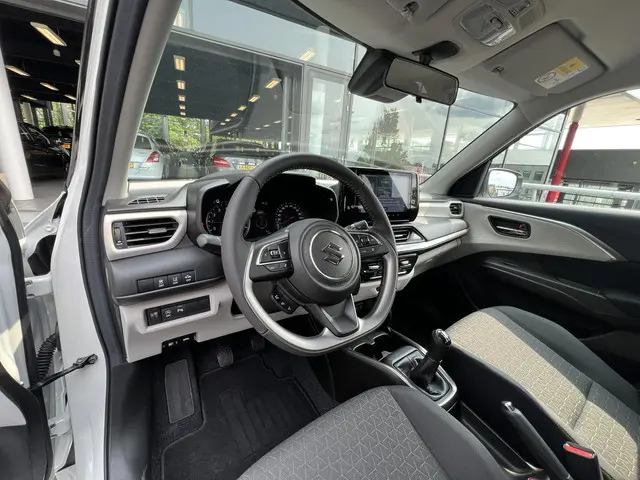Suzuki Swift 1.2 Style Smart Hybrid 2024 Benzine 28