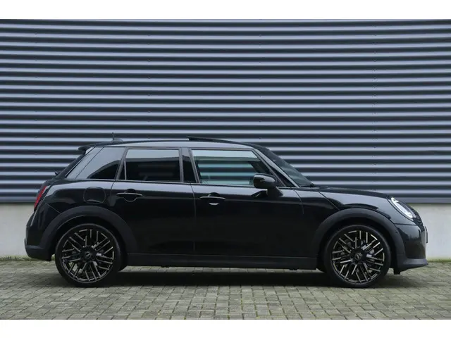 MINI 5-Deurs Cooper C 2024 Benzine 5