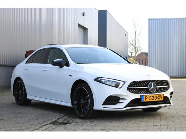 Mercedes-Benz A-Klasse 250 e AMG 2020 Hybride Benzine 11