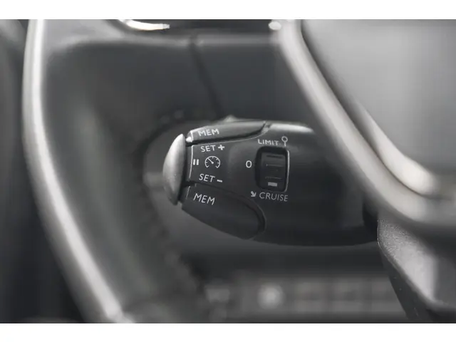 Peugeot 2008 PureTech 130 EAT8 Allure 2021 Benzine 39