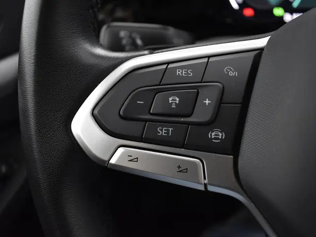 Volkswagen Golf 1.0 eTsi 110pk DSG Life 2023 Benzine 19