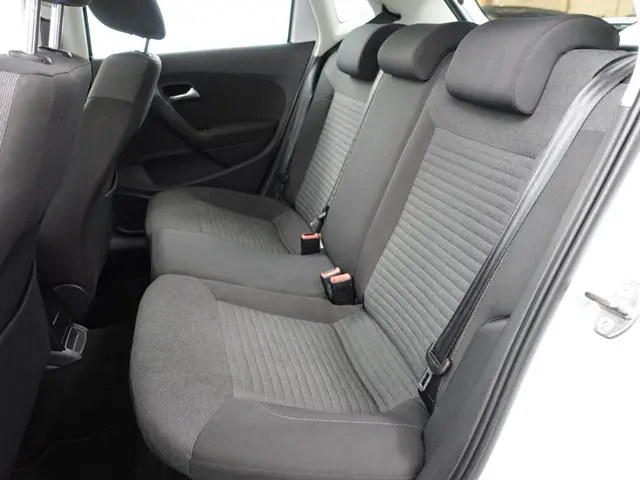Volkswagen Polo 1.4-16V Highline Aut- 2012 Benzine 18