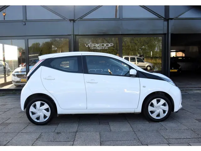 Toyota Aygo 1.0 VVT-i x-play 2016 Benzine 6