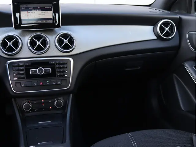 Mercedes-Benz CLA 200 Prestige 2013 Benzine 19