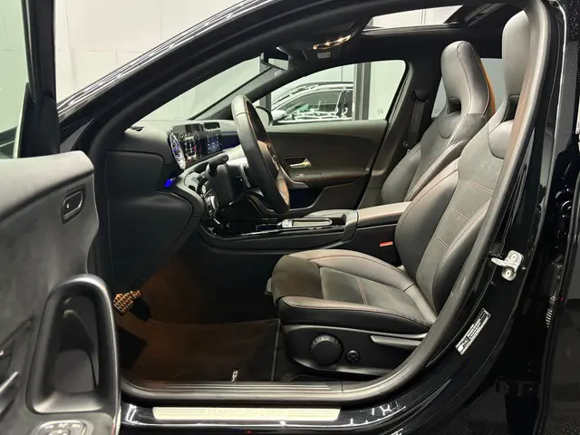 Mercedes-Benz A-Klasse 200 AMG PANO 2024 2024 Benzine 6