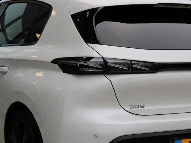 Peugeot 308 1.2 PureTech GT Pack Business 2022 Benzine 24