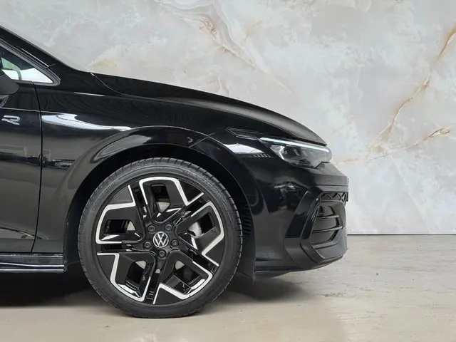 Volkswagen Golf 1.5 eTSI R line / Pano / H&K / 2025 Benzine 8