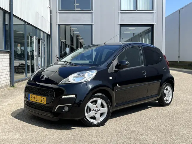 Peugeot 107 1.0 Black & Silver 2013 Benzine 31