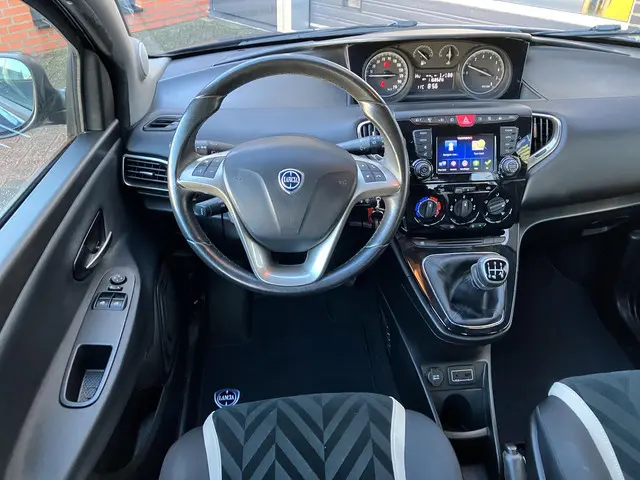 Lancia Ypsilon 1.2 Opening Edition 2016 Benzine 12