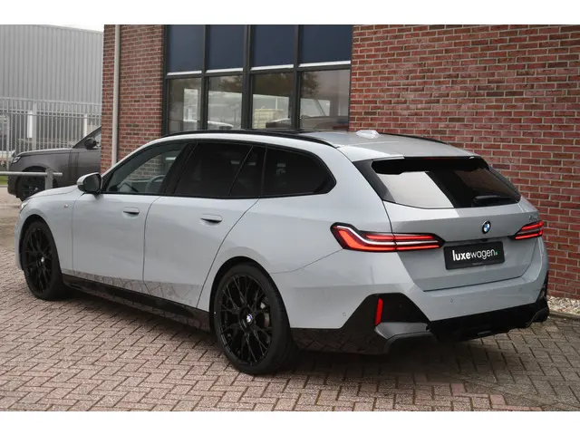 BMW 5 Serie Touring 520i M-Sport 2024 Benzine 77