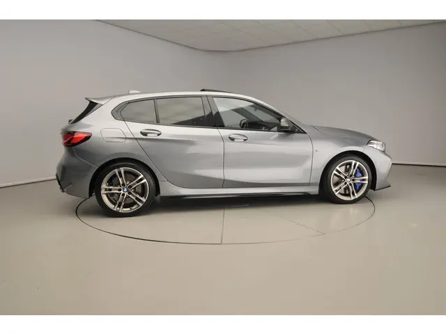 BMW 1 Serie 5-deurs M135i xDrive 2023 Benzine 4