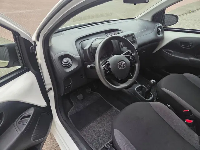 Toyota Aygo 1.0 VVT-i x-fun 5 deurs airco 2018 Benzine 14
