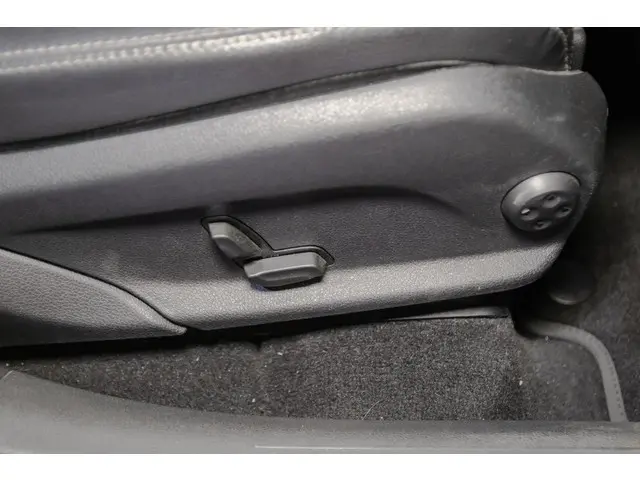 Mercedes-Benz GLC 300e 4MATIC 2021 Hybride Benzine 33