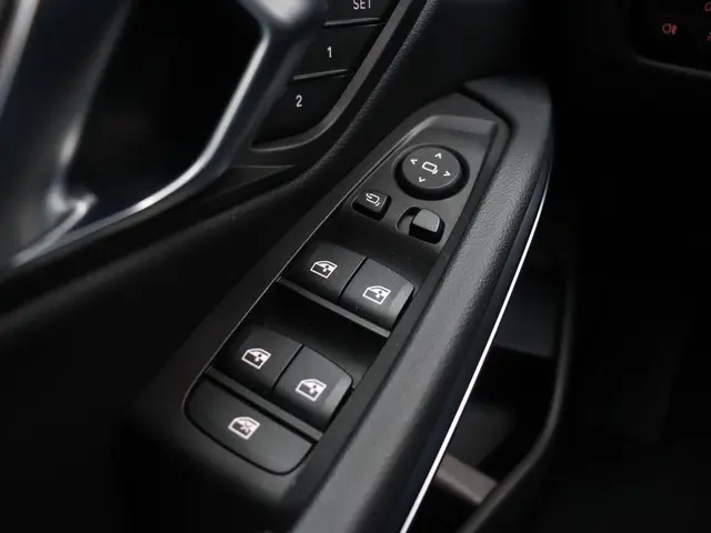 BMW 3 Serie Sedan 330e 2023 Hybride Benzine 30