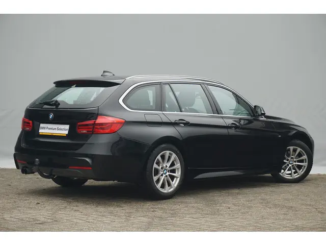 BMW 3 Serie Touring 320i 2017 Benzine 2