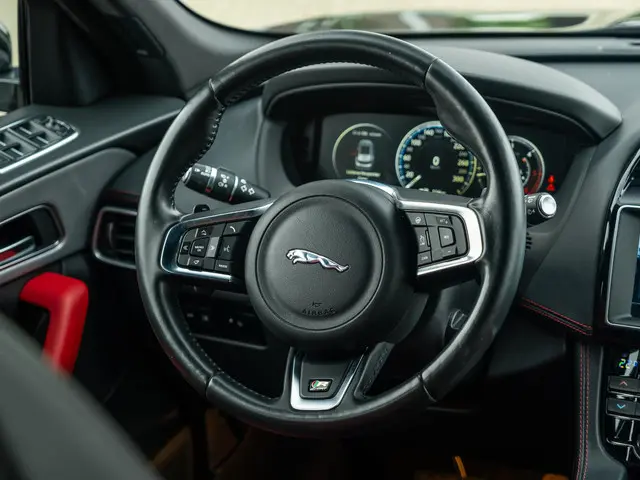 Jaguar F-PACE 2.0 Portfolio AWD 20d 2016 Diesel 35