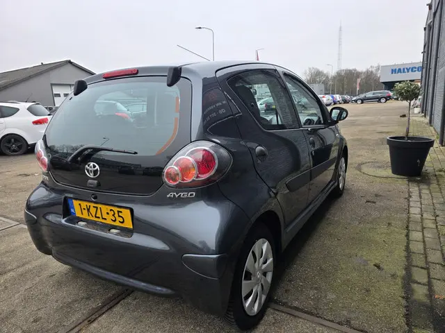 Toyota Aygo 1.0 VVT-i Now 2013 Benzine 12