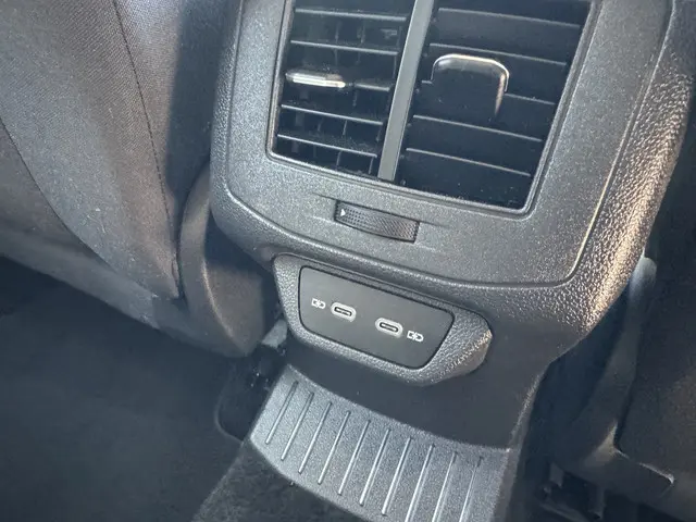 Volkswagen T-Roc 1.0 TSI UNITED 110 pK 2021 Benzine 28