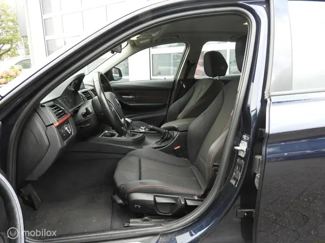 BMW 3 Serie 316i Executive Sport 2013 Benzine 13