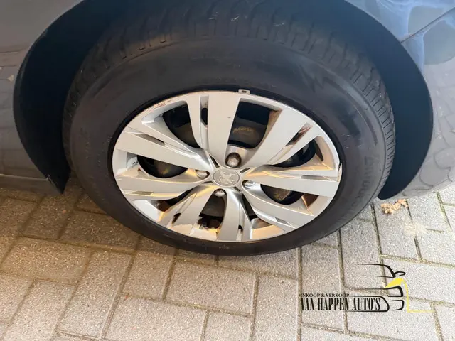 Peugeot 208 1.2 VTi Envy / apk 12-2026 2013 Benzine 8