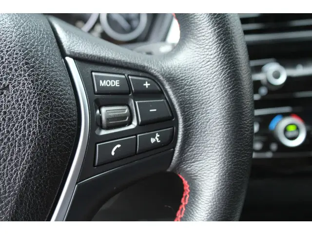 BMW 3 Serie Touring 320i High Executive 2017 Benzine 18