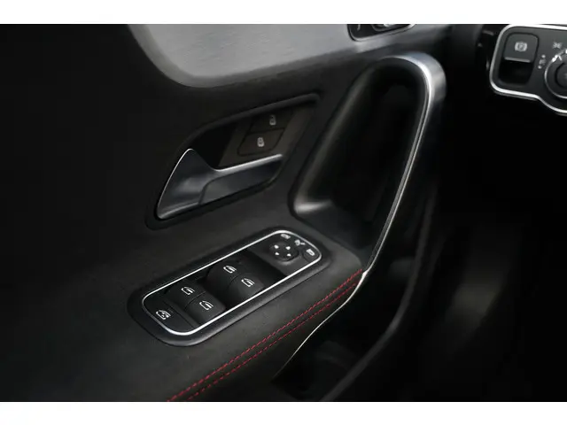 Mercedes-Benz CLA 200 164PK AMG Night Aut. 2020 Benzine 35