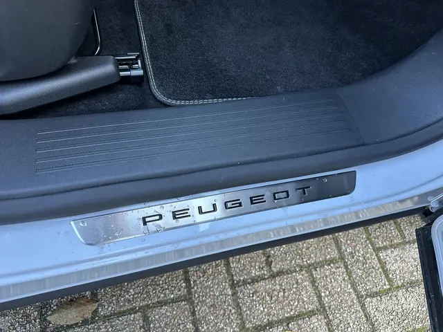Peugeot 3008 1.2 Hybrid 145 PK GT 2025 Hybride Benzine 37