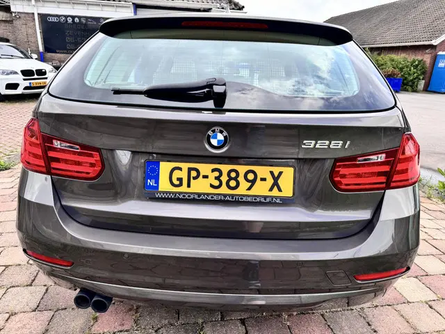 BMW 3 Serie Touring 328i High Executive 2014 Benzine 6