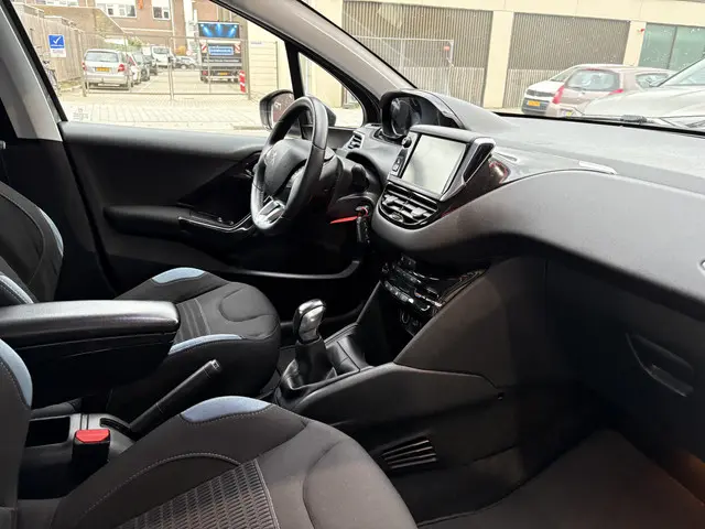 Peugeot 208 1.2 VTi Allure 2014 Benzine 9