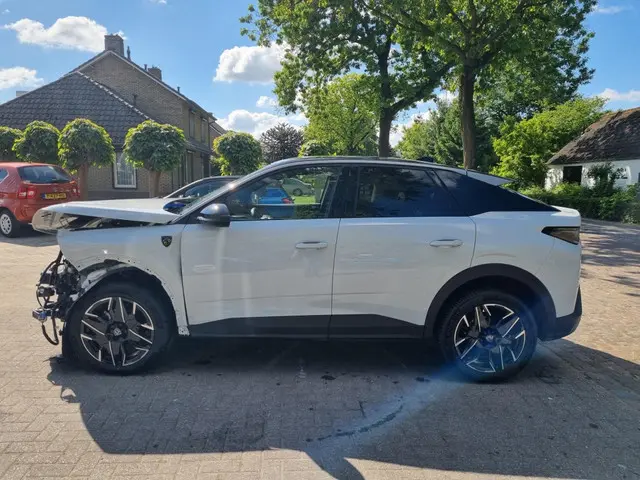 Peugeot 3008 1.2 Hybrid 136 GT 2024 Hybride Benzine 6