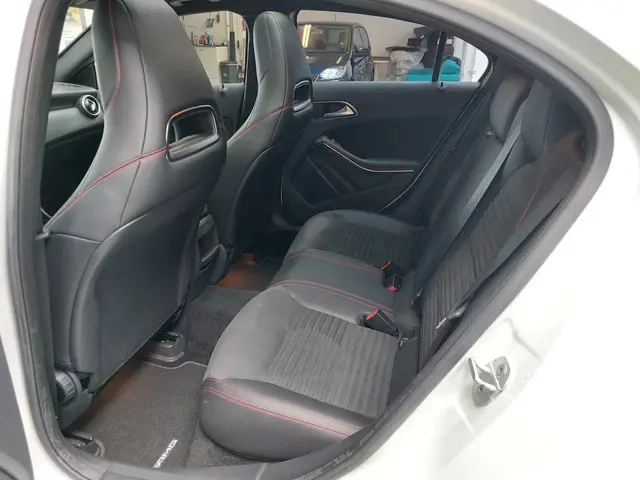 Mercedes-Benz A-Klasse 180 Ambition AMG 2016 Benzine 18