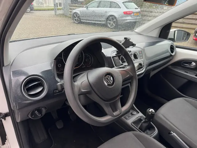 Volkswagen up! 1.0 BMT move up! 2017 Benzine 14