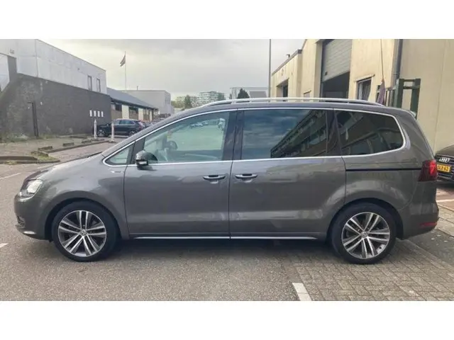 Volkswagen Sharan 1.4 TSI DSG Highline 7 Zit 2016 Benzine 8