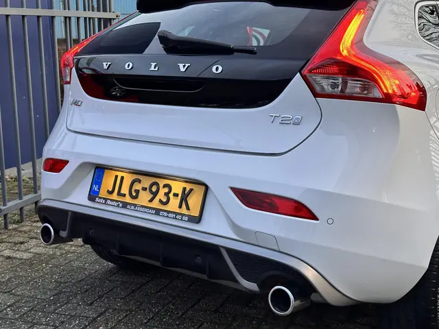 Volvo V40 2.0 T2 R-Design 2016 Benzine 28