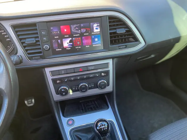 SEAT Leon FR Pano Leder Akrapovic Dynaudio 2018 Benzine 13