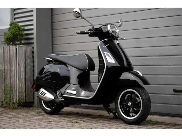 Vespa GTS 300 HPE 2022 Benzine 2