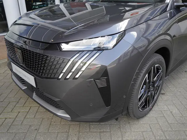 Peugeot 5008 1.2 Hybrid 136 Allure 2025 Hybride Benzine 42
