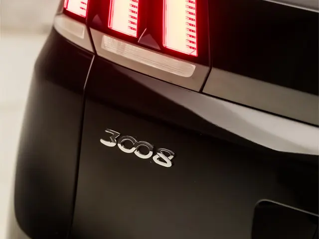 Peugeot 3008 1.2 PureTech Allure Sport 2019 Benzine 24