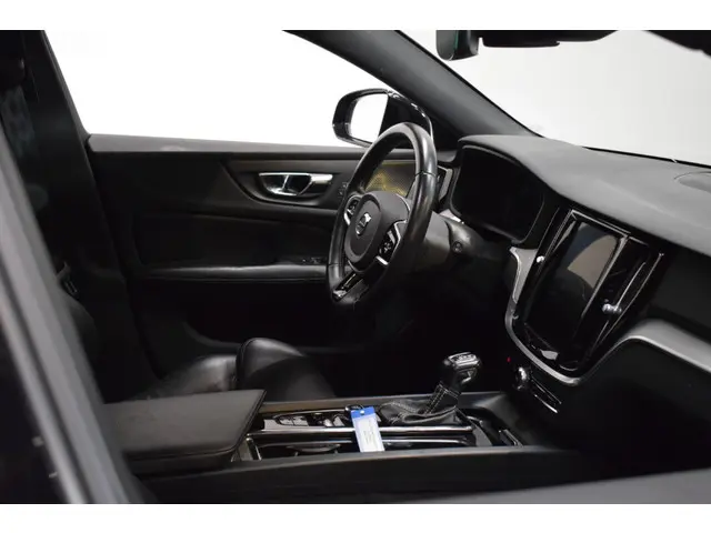 Volvo V60 2.0 T5 250pk AUT8 R-Design 2019 Benzine 17